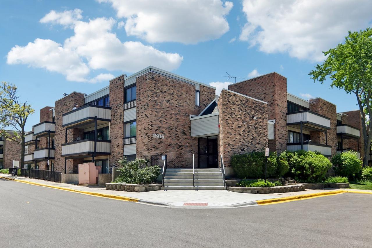 1806 Hemlock Pl. #303, Schaumburg, IL 60173