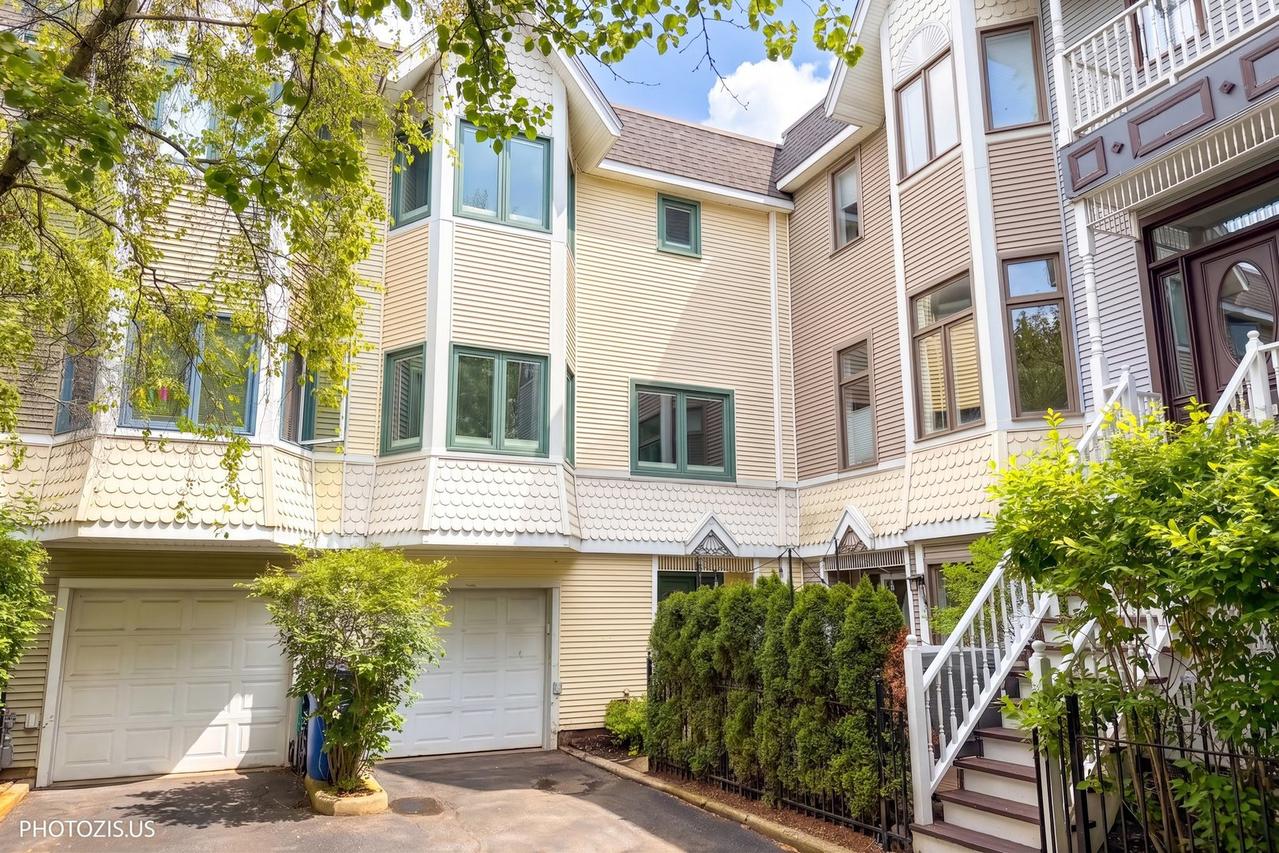 3320 N Racine Ave., Chicago, IL 60657
