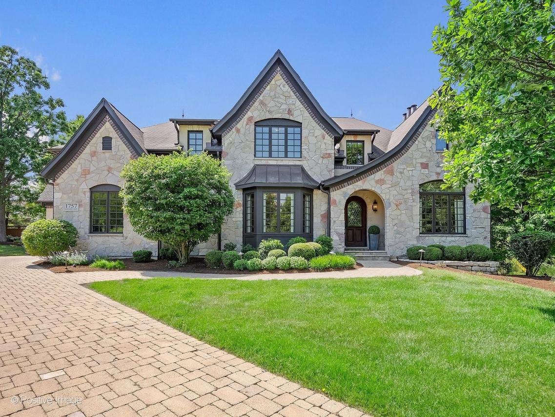 1757 Banchory Ct., Downers Grove, IL 60515