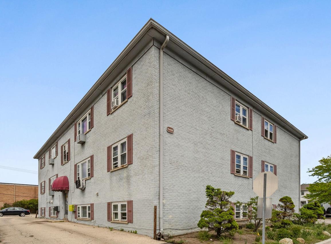 9458 Kelvin Ln. #103, Schiller Park, IL 60176
