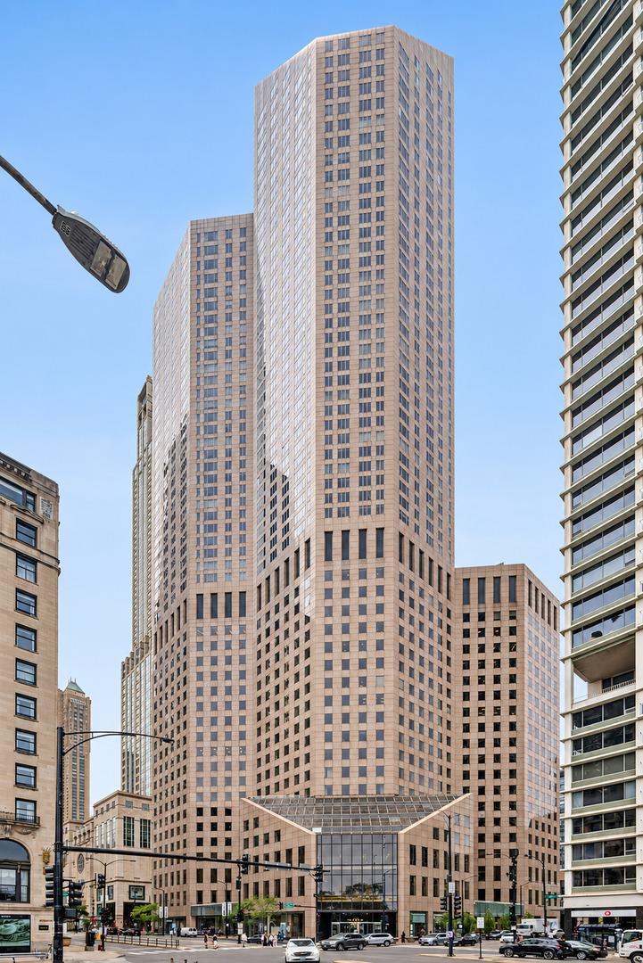 950 N Michigan Ave. #4202, Chicago, IL 60611