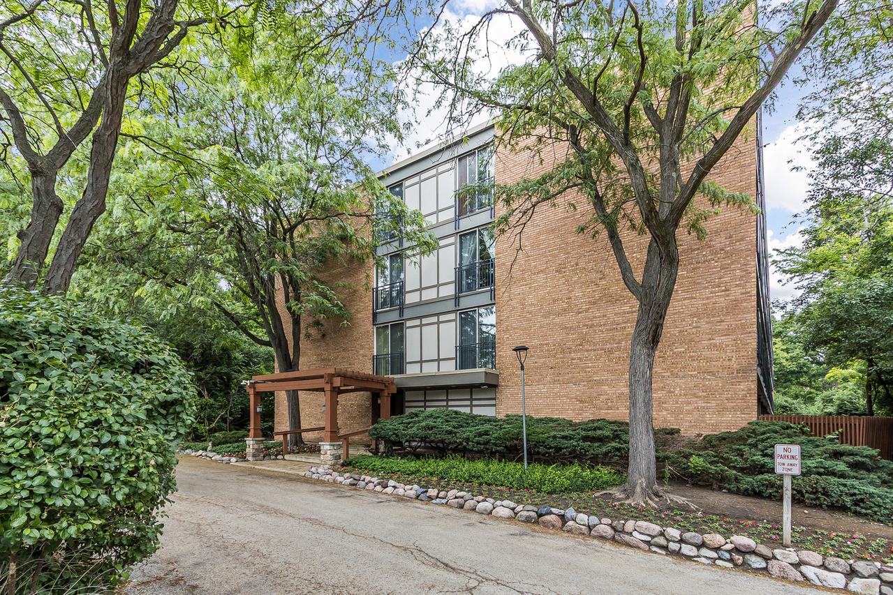 5830 Oakwood Dr. #3K, Lisle, IL 60532