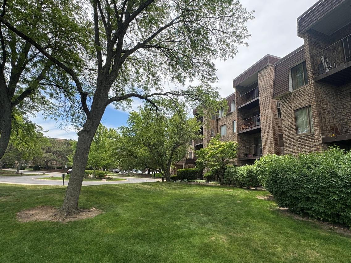 2050 Valencia Dr. #205C, Northbrook, IL 60062