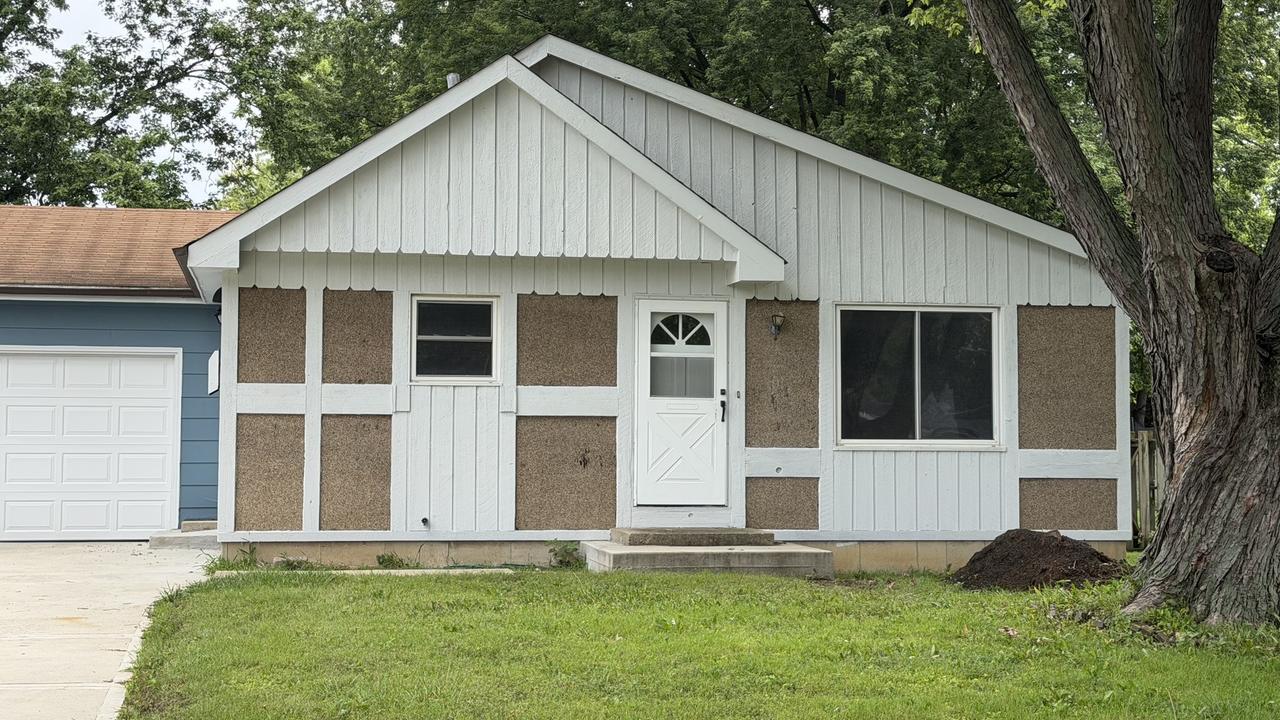 1900 Longmeadow Dr., Lindenhurst, IL 60046