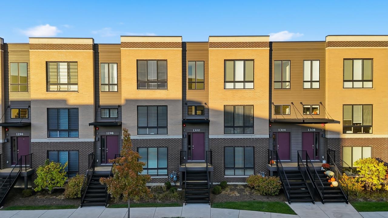 1300 Catalina Ct., Schaumburg, IL 60173