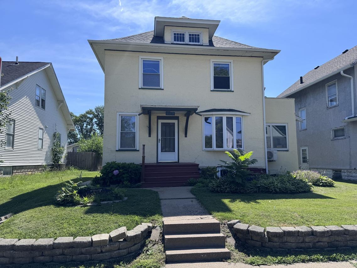 1119 38th St., Rock Island, IL 61201