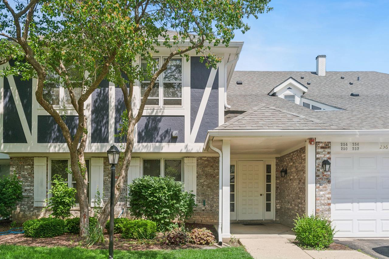 256 Southwick Ct., Vernon Hills, IL 60061