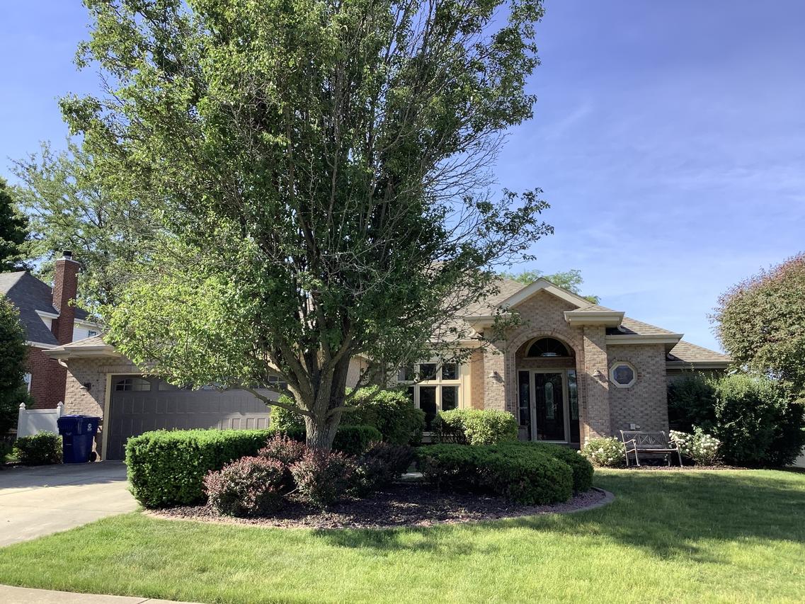 608 Heartland Dr., New Lenox, IL 60451