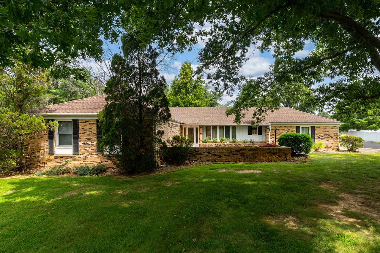 105 Woodlake Ln., Eldorado, IL 62930