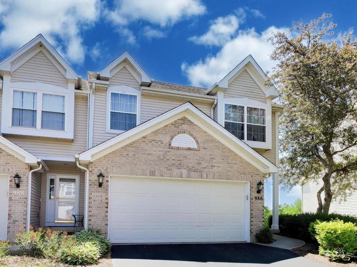 986 Viewpoint Dr., Lake In The Hills, IL 60156