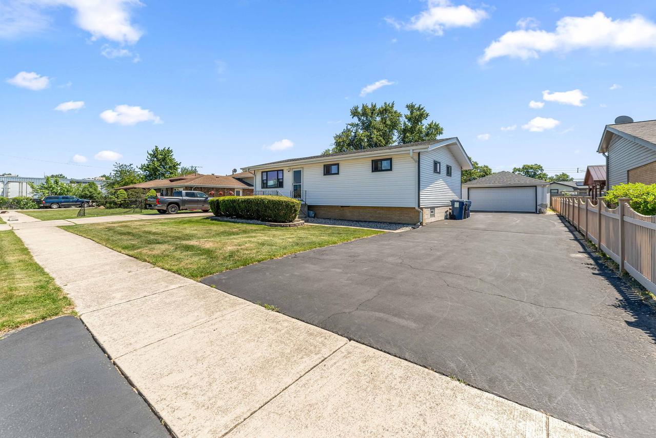 7717 W 81st St., Bridgeview, IL 60455