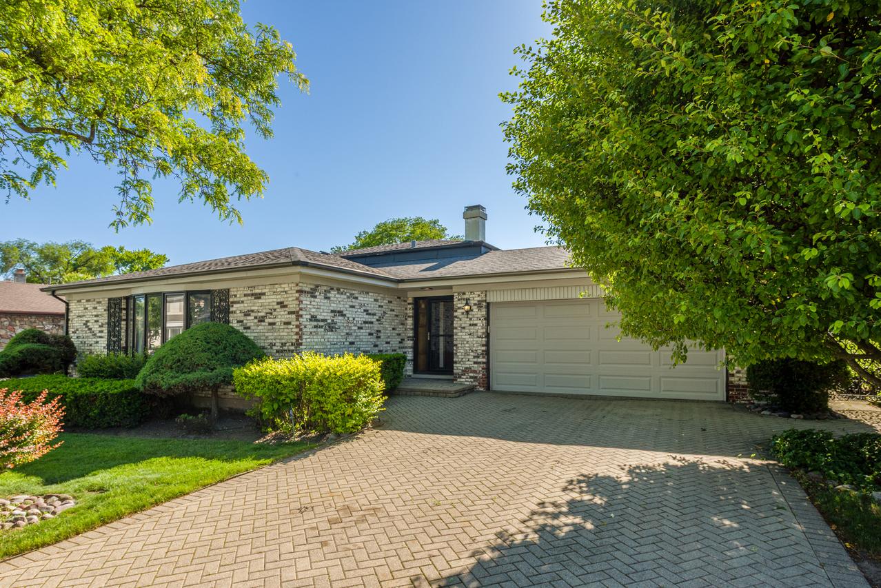 72 Marina Dr., Des Plaines, IL 60016