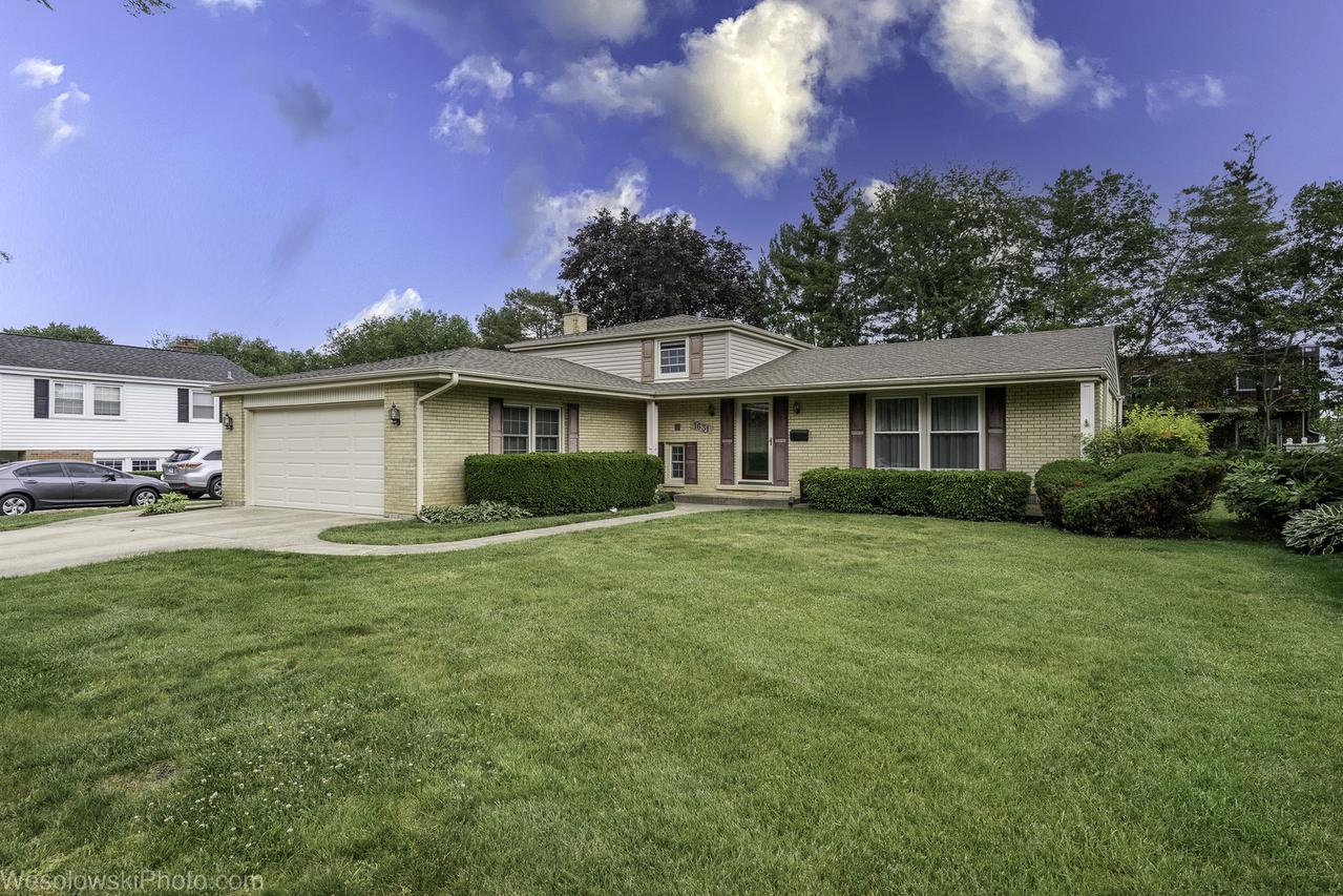1631 S Surrey Ridge Dr., Arlington Heights, IL 60005
