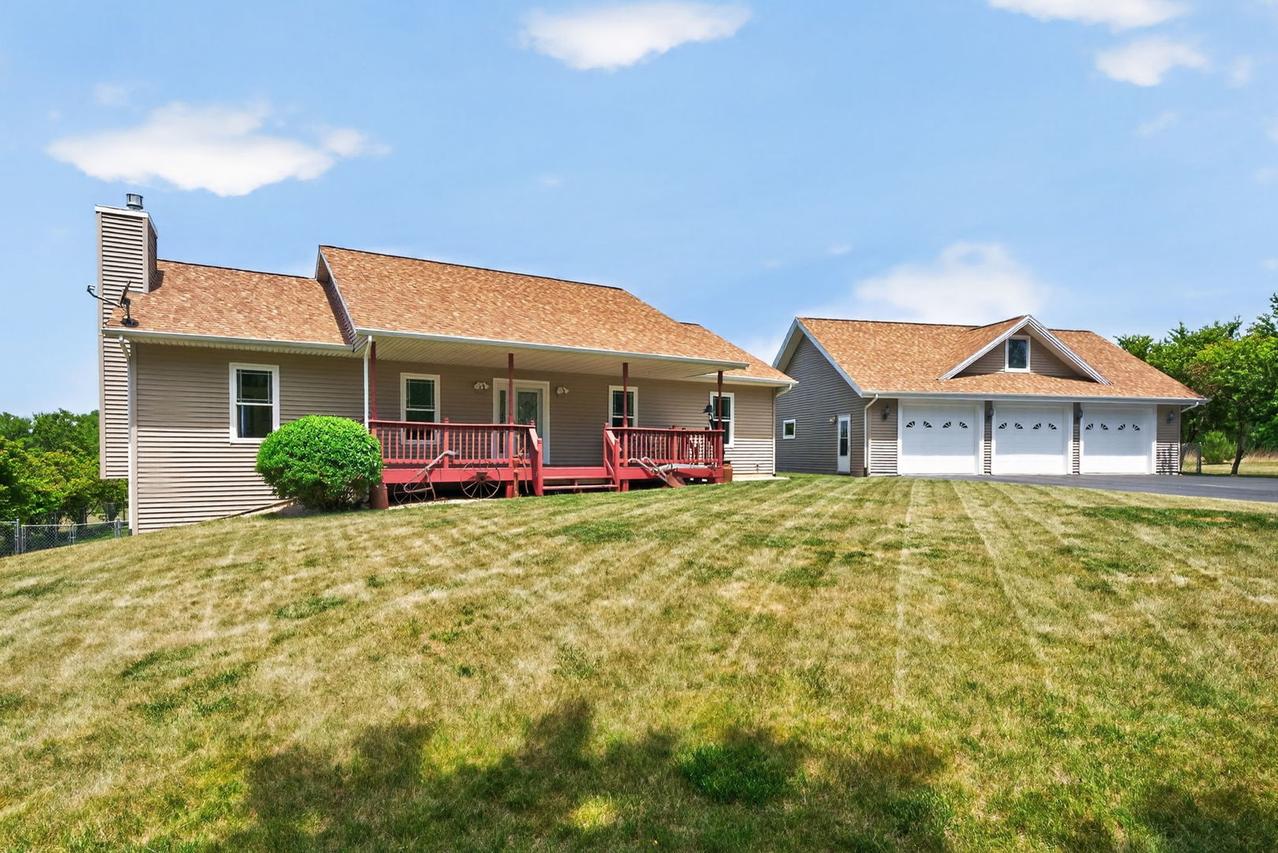 6880 E Cherry Hill Rd., Ridott, IL 61067