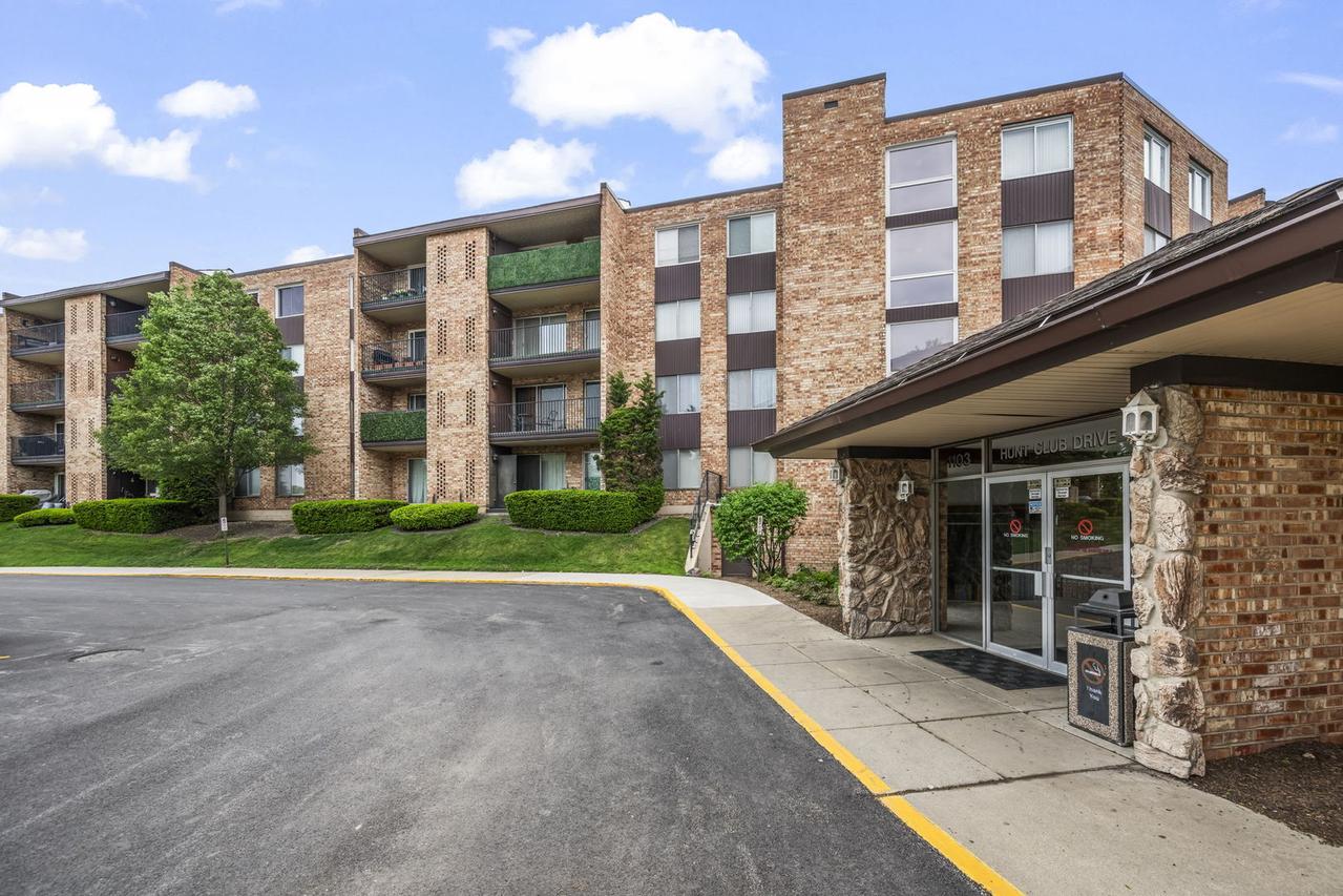 1103 S Hunt Club Dr. #126, Mount Prospect, IL 60056