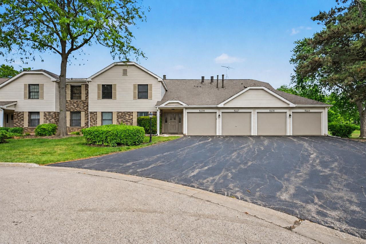 5235 Rockpointe Ct., Gurnee, IL 60031