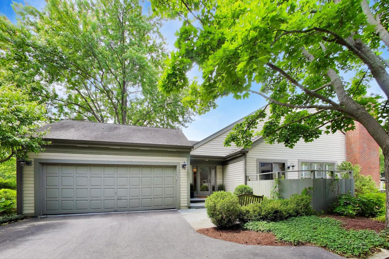32 Warrington Dr., Lake Bluff, IL 60044