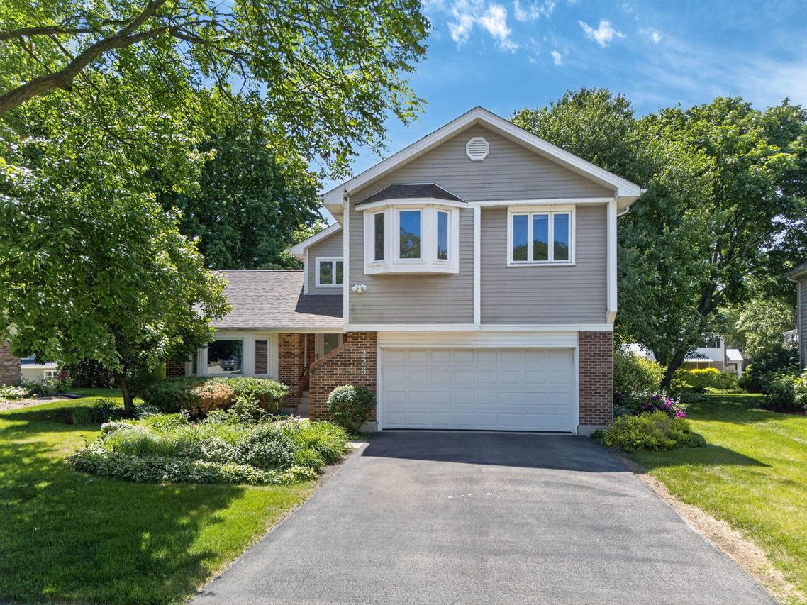 226 Ketten Dr., Naperville, IL 60563