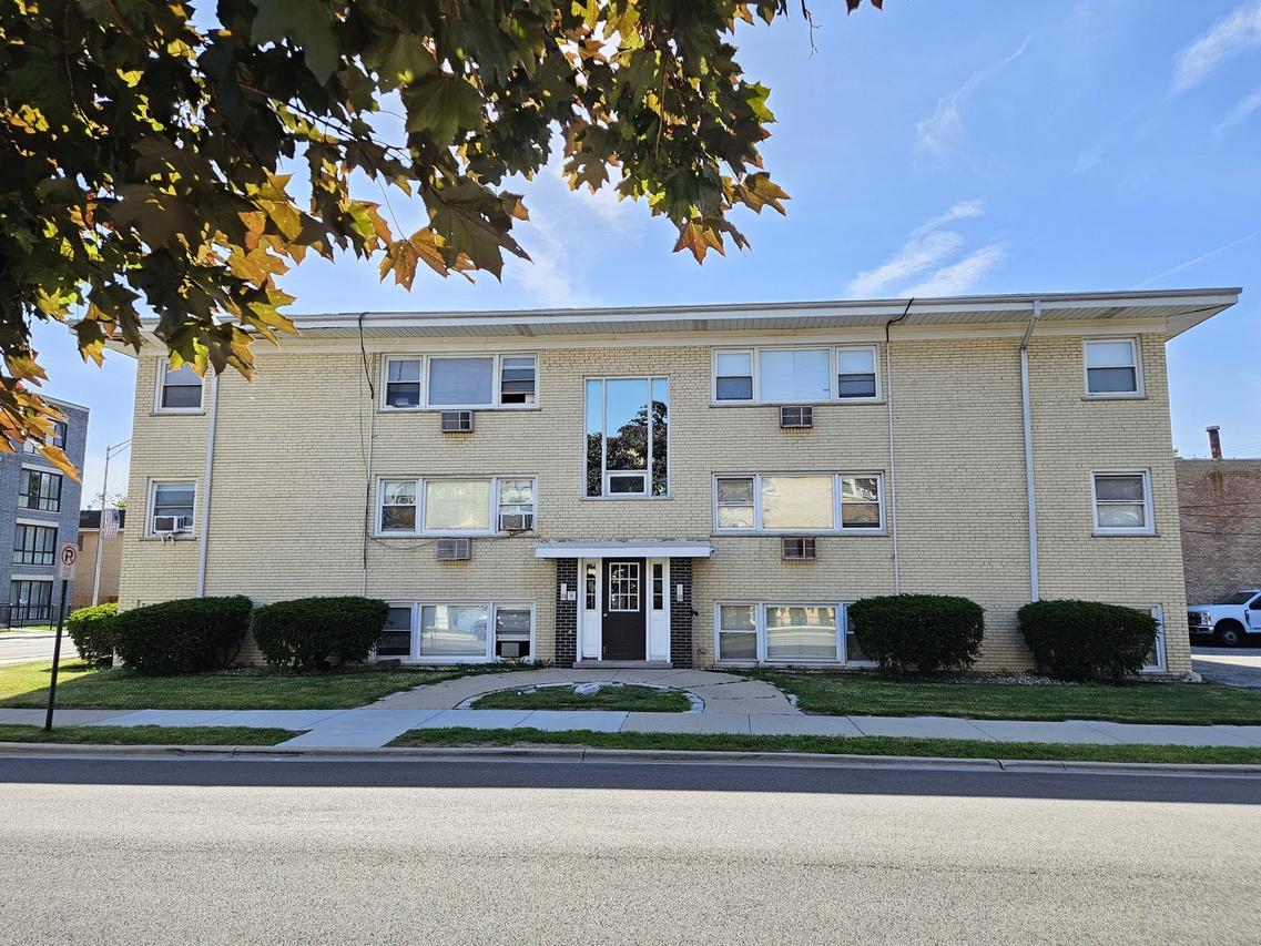 8636 Grand Ave. #2C, River Grove, IL 60171