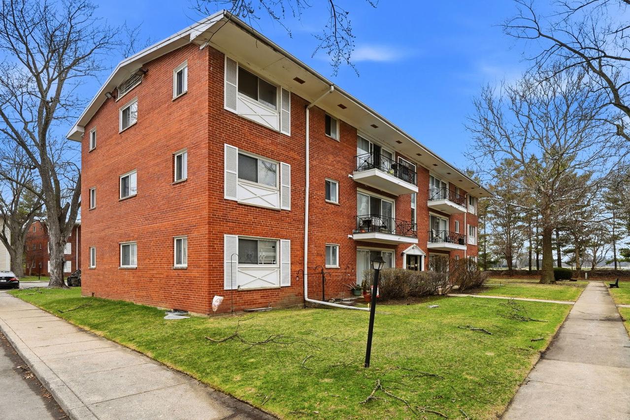 10111 Old Orchard Ct. #304, Skokie, IL 60076