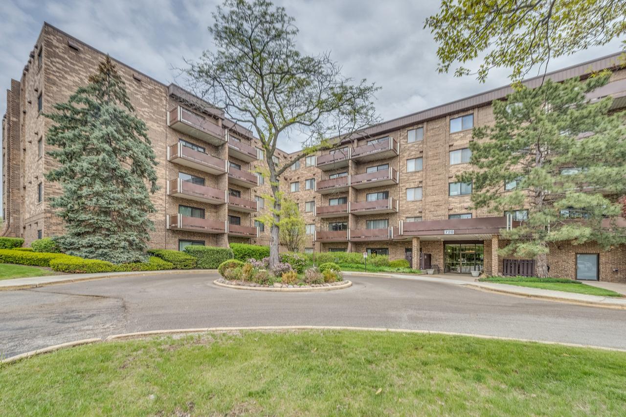 720 Wellington Ave. #307, Elk Grove Village, IL 60007