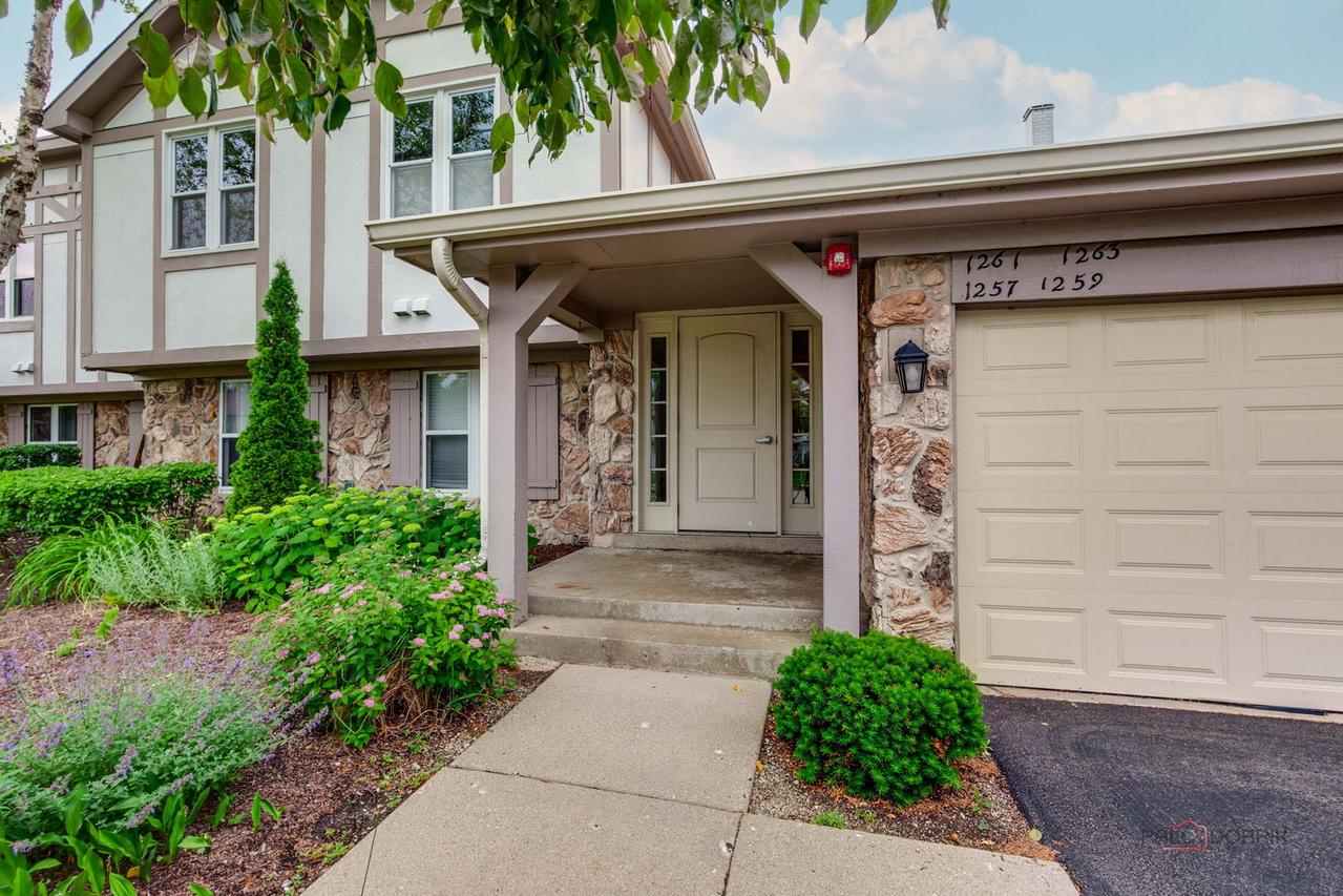1261 Streamwood Ln. #327, Vernon Hills, IL 60061