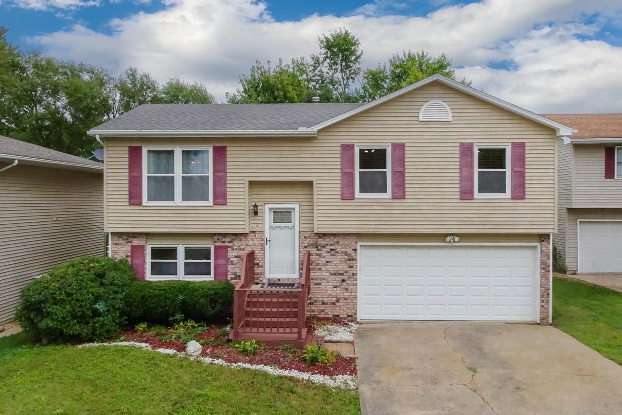 4 Moonstone Ct., Bloomington, IL 61704