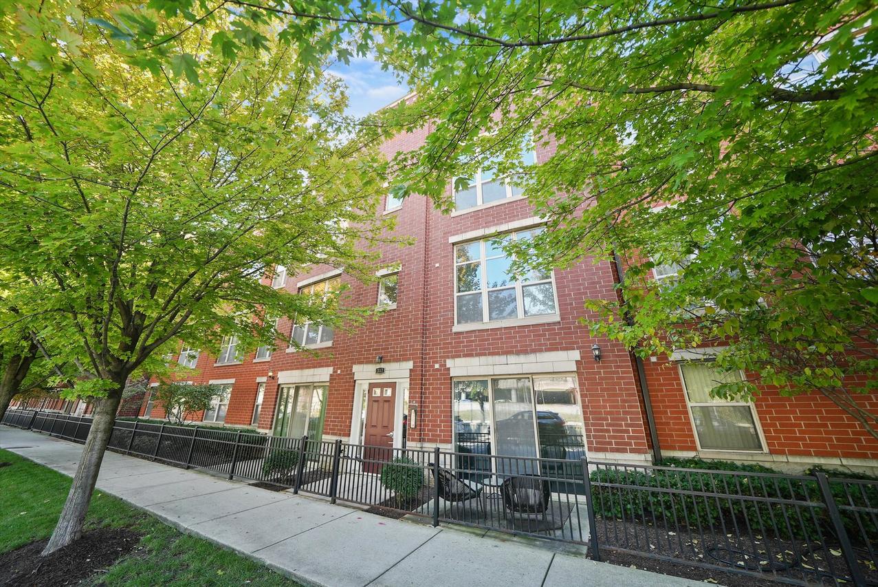 317 E 25th St. #3E, Chicago, IL 60616