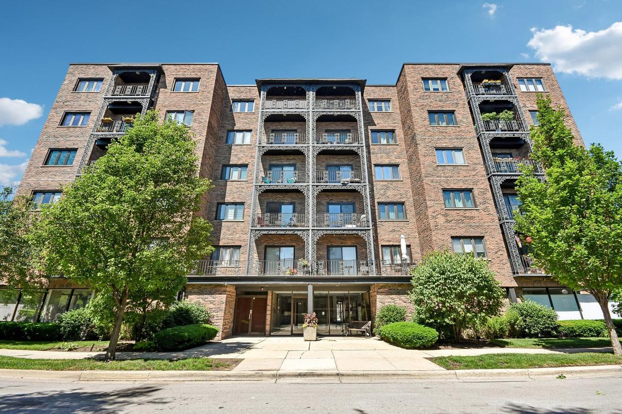 414 Clinton Pl. #502, River Forest, IL 60305