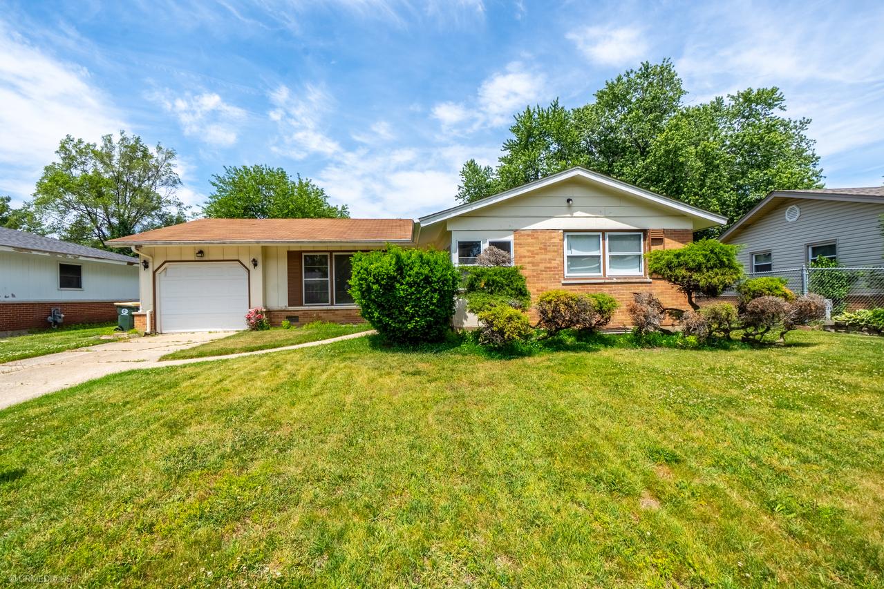 214 Greenbriar St., Elk Grove Village, IL 60007