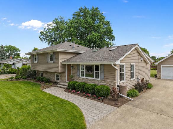 15 W 56th Pl., Westmont, IL 60559
