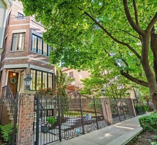 1331 W Wolfram St., Chicago, IL 60657