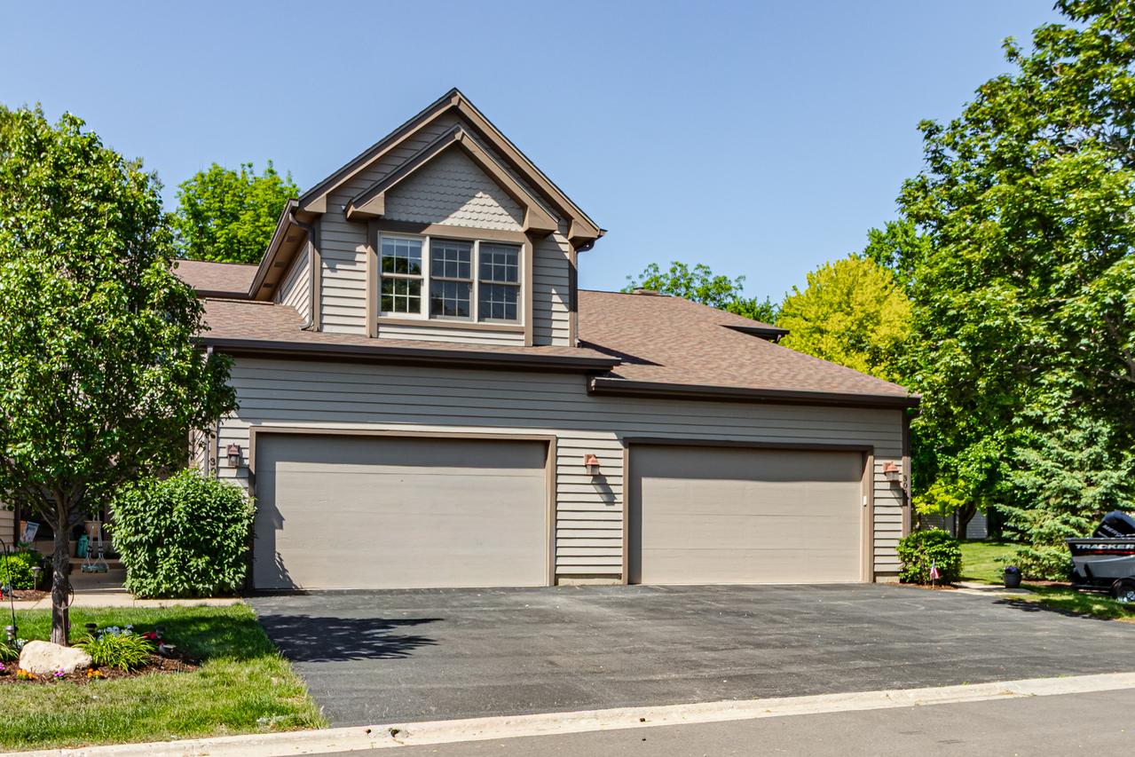 302 Kazimour Dr., Lake Barrington, IL 60010
