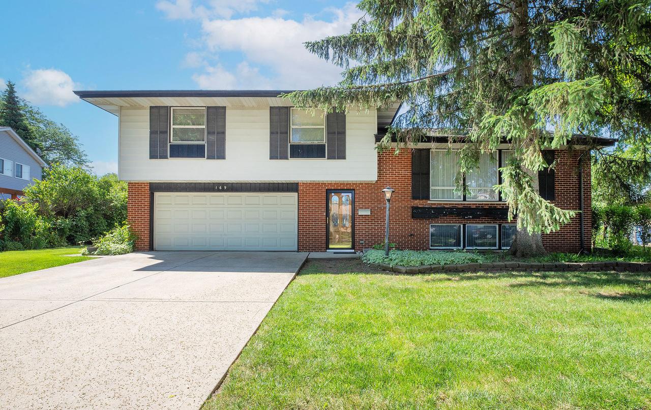 169 Leahy Cir., Des Plaines, IL 60016