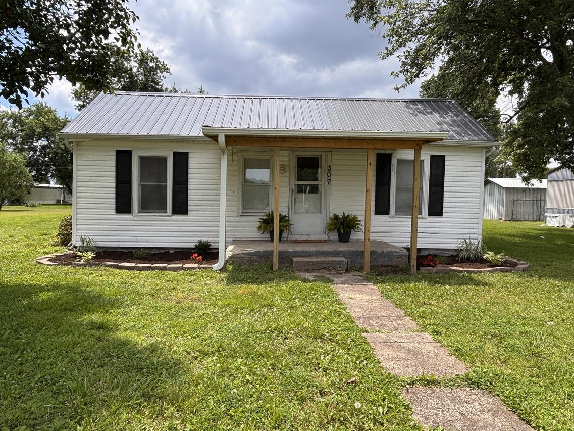 307 Casey St., Woodlawn, IL 62898