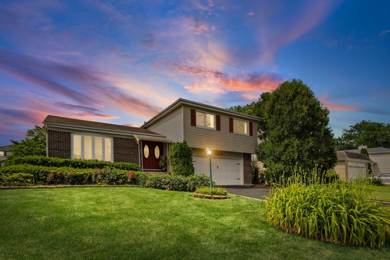 1913 E Seminole Ln., Mount Prospect, IL 60056