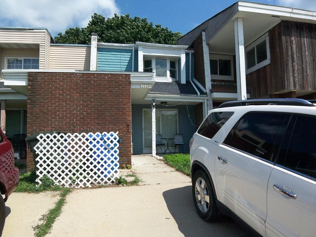 2020 Berkshire Cir. #H, Carpentersville, IL 60110