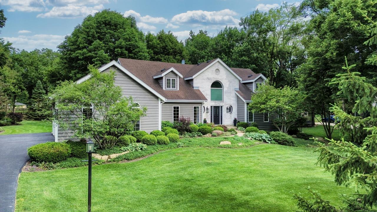 2S025 Twin Oaks Dr., Wheaton, IL 60189