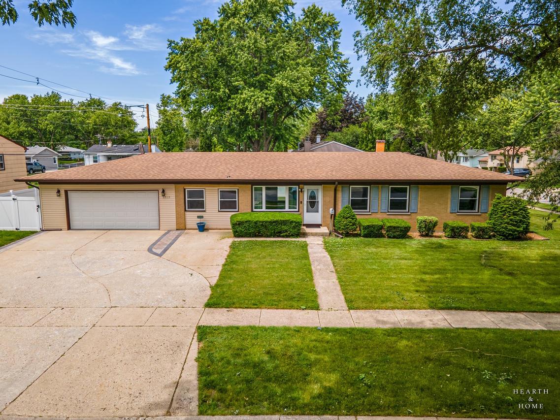 6910 Juniper St., Hanover Park, IL 60133