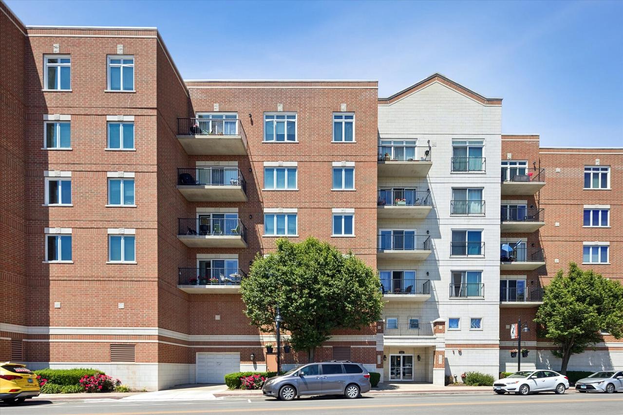 8822 Brookfield Ave. #405, Brookfield, IL 60513