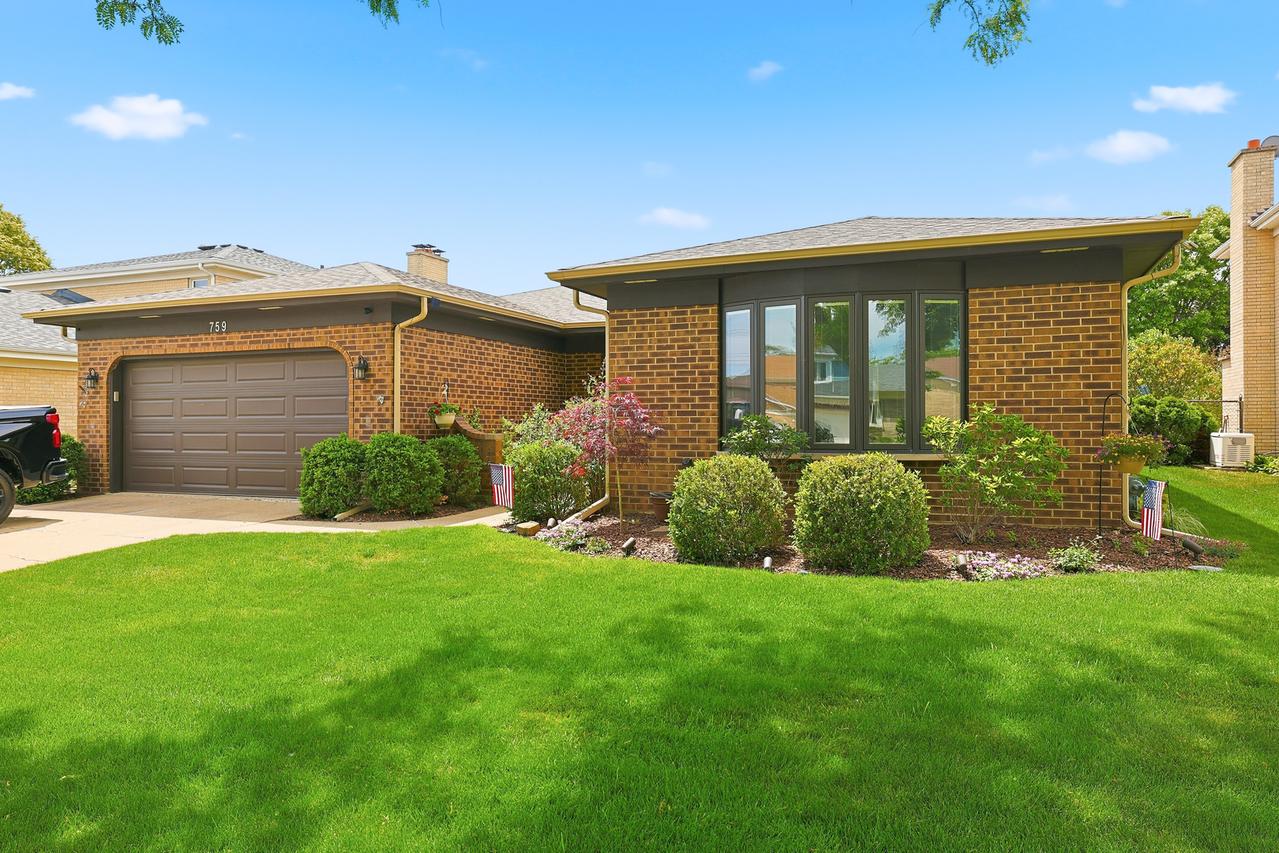 759 Yorkshire Ln., Des Plaines, IL 60016