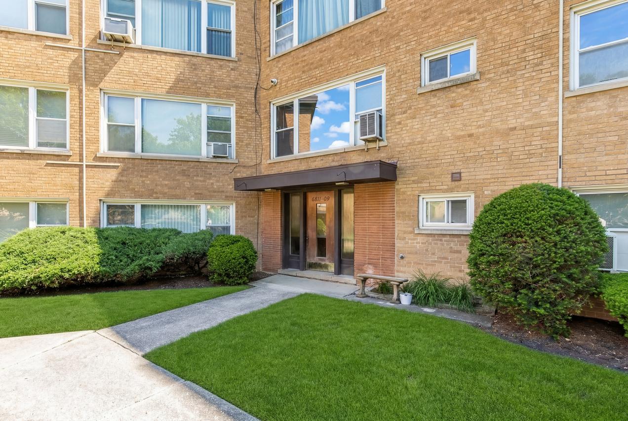 6809 N Northwest Hwy. #2, Chicago, IL 60631