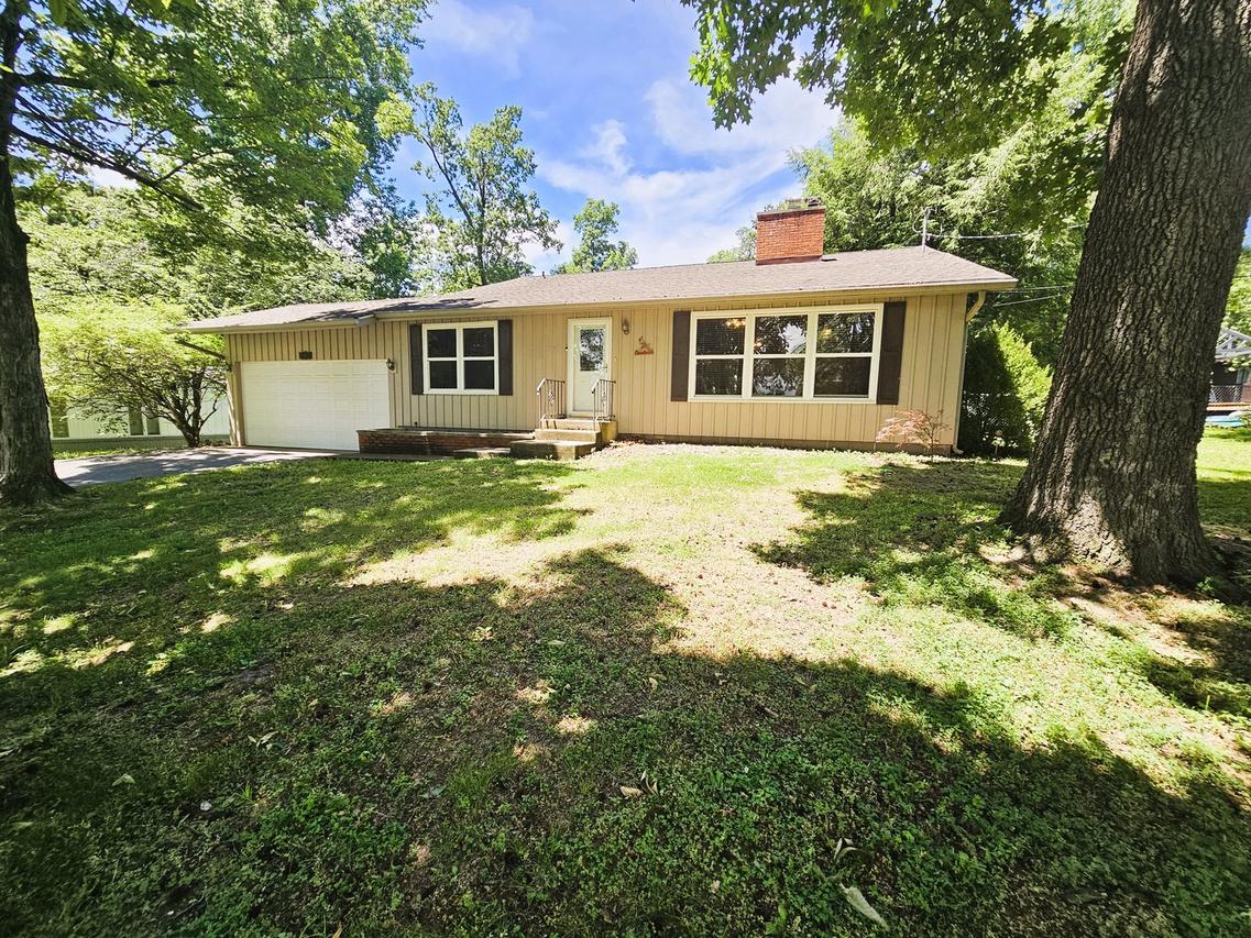 705 Lake Park Rd., Mt Vernon, IL 62864