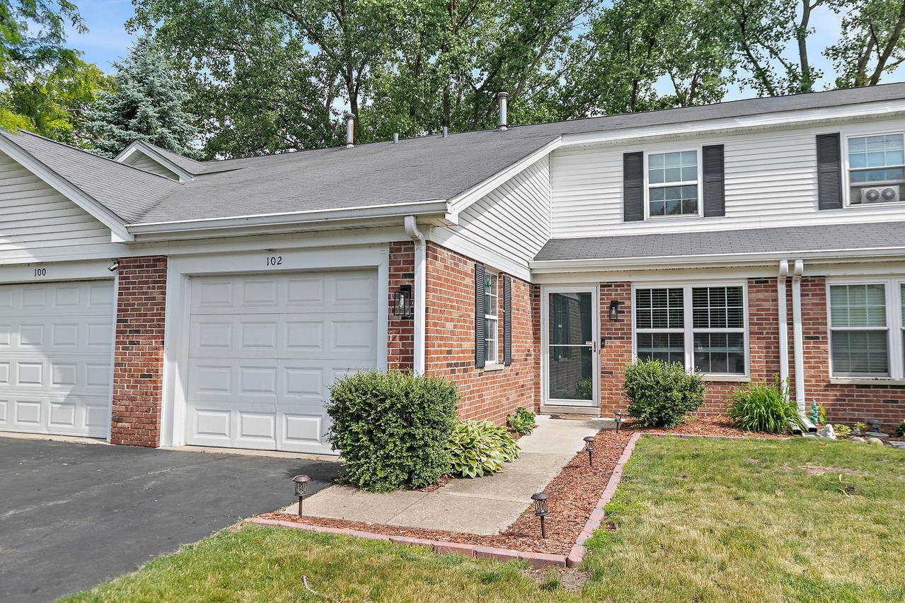 102 Pine Cir., Cary, IL 60013
