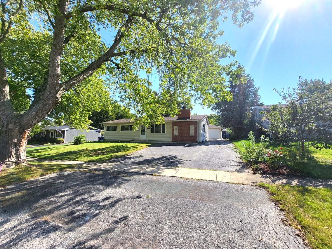 18455 W Meadow Ln., Gurnee, IL 60031