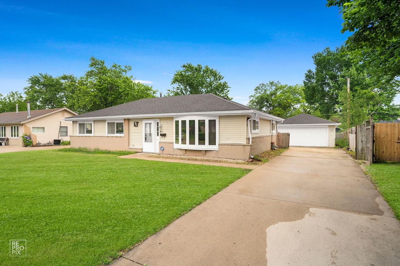 75 Kingman Ln., Hoffman Estates, IL 60169