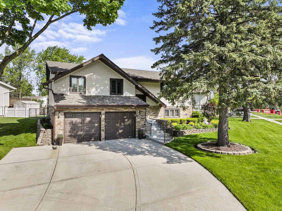 1214 Milton Ln., Schaumburg, IL 60193