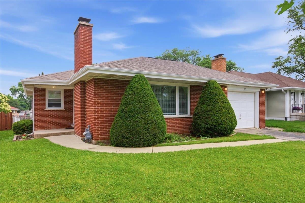 104 W Granville Ave., Roselle, IL 60172