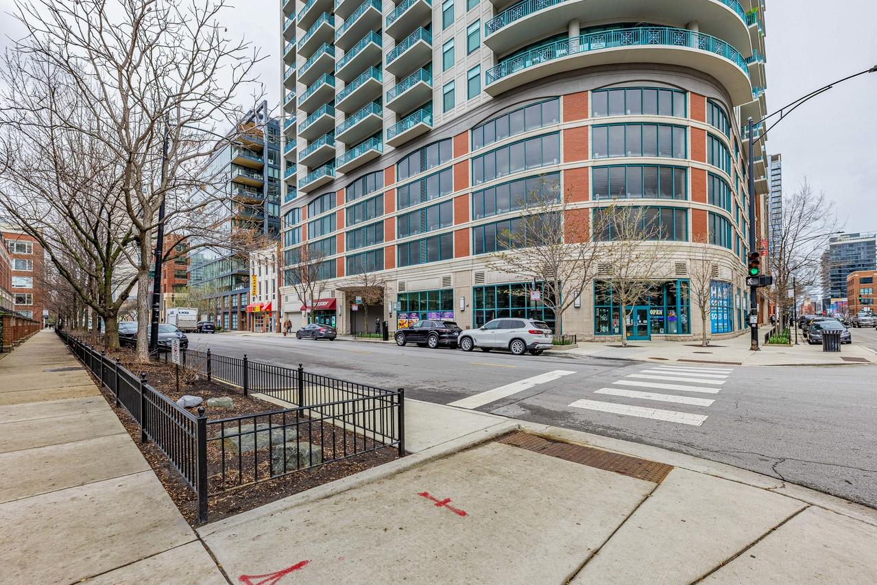 340 W Superior St. #1006, Chicago, IL 60654