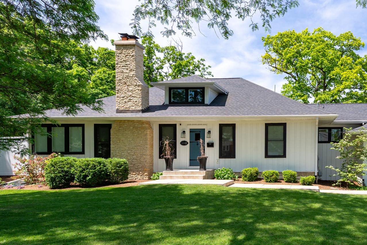 1045 N 5th Ave., St. Charles, IL 60174